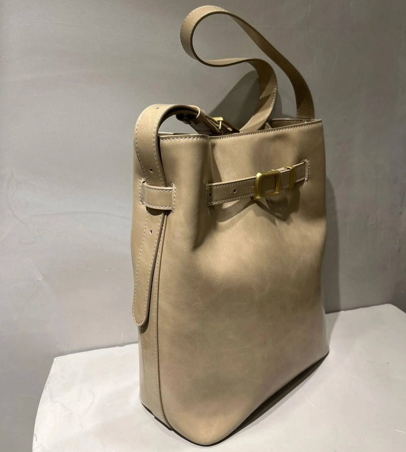 Classic Cowhide Leather Bucket Shoulder Bag with Gold-Tone Hardware Accents, Fashion Designer Bag, Chocolate Brown Black