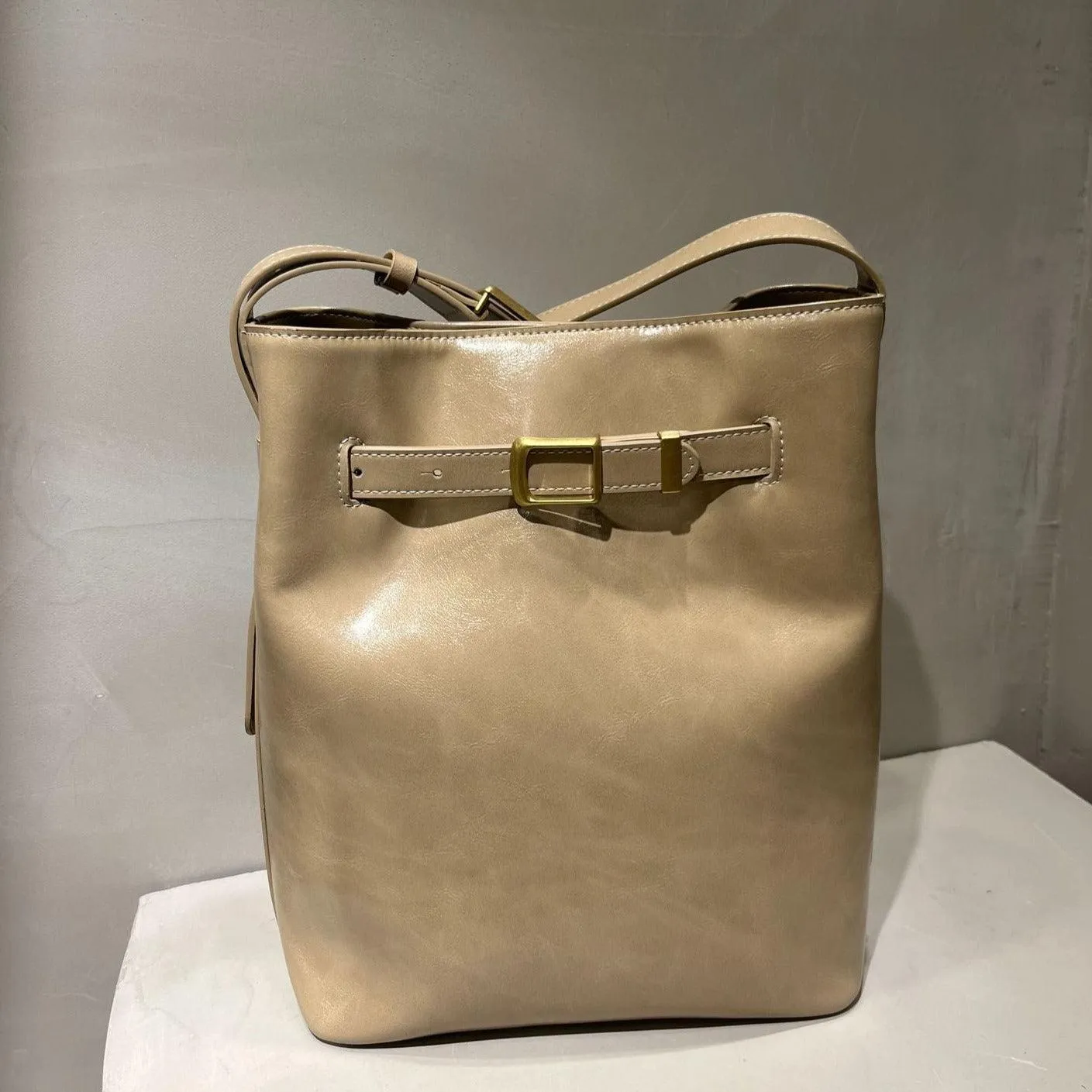Classic Cowhide Leather Bucket Shoulder Bag with Gold-Tone Hardware Accents, Fashion Designer Bag, Chocolate Brown Black