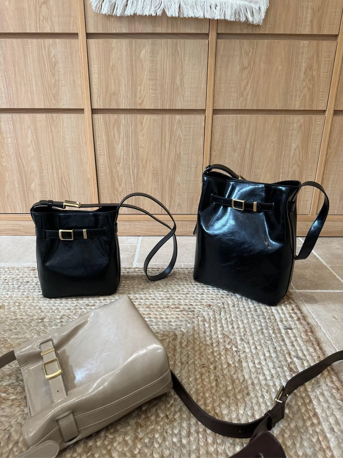 Classic Cowhide Leather Bucket Shoulder Bag with Gold-Tone Hardware Accents, Fashion Designer Bag, Chocolate Brown Black