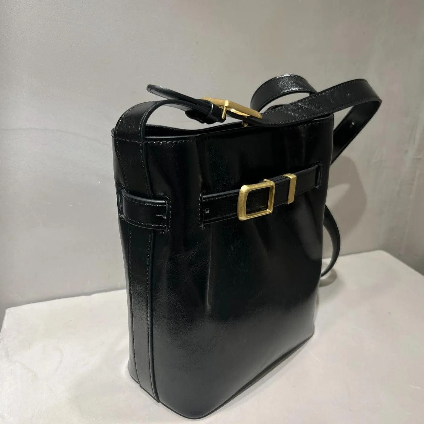 Classic Cowhide Leather Bucket Shoulder Bag with Gold-Tone Hardware Accents, Fashion Designer Bag, Chocolate Brown Black
