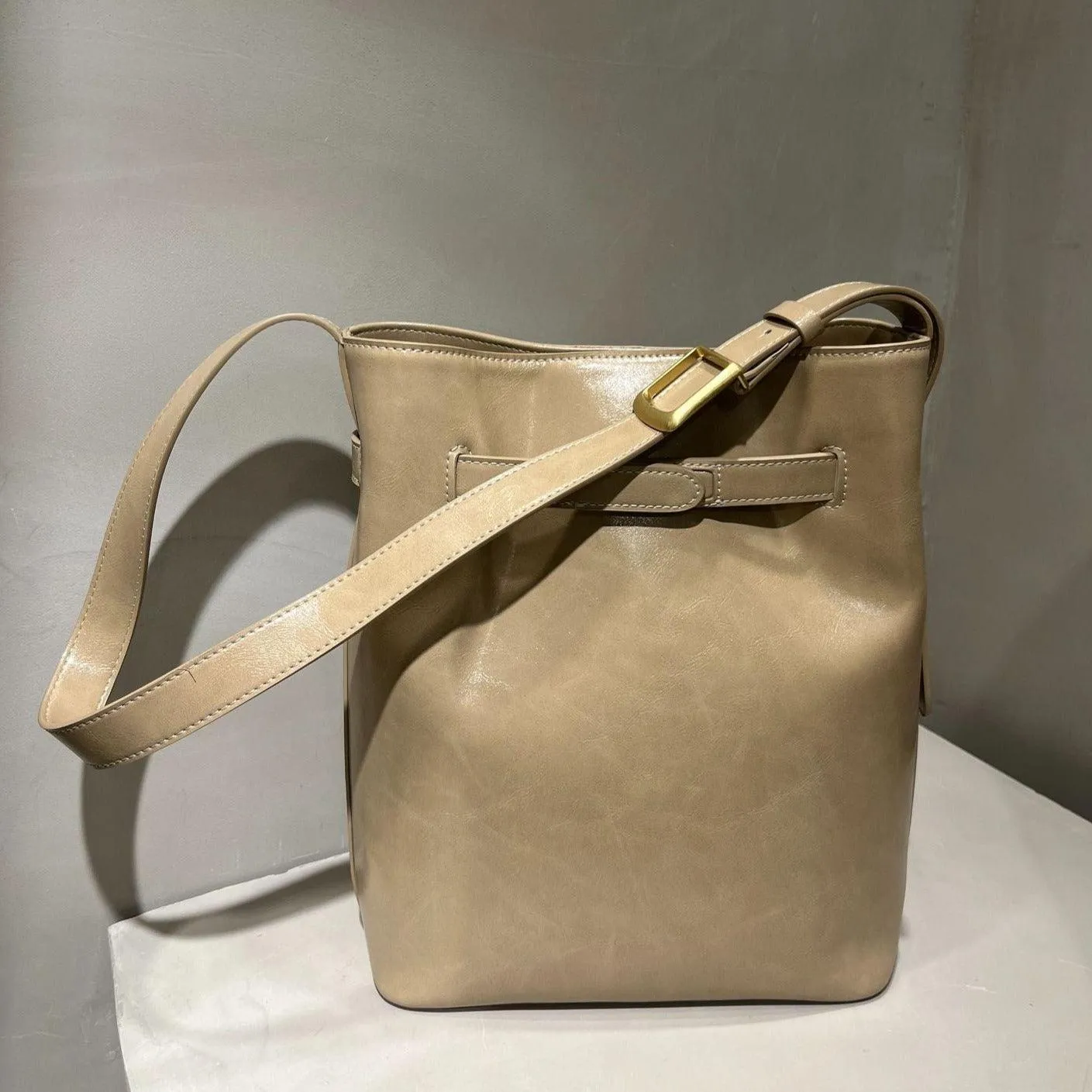 Classic Cowhide Leather Bucket Shoulder Bag with Gold-Tone Hardware Accents, Fashion Designer Bag, Chocolate Brown Black
