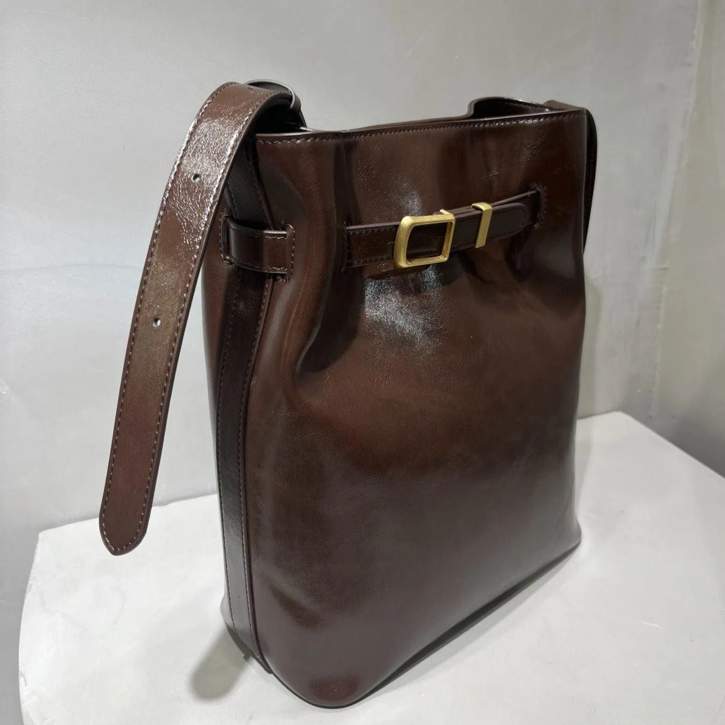 Classic Cowhide Leather Bucket Shoulder Bag with Gold-Tone Hardware Accents, Fashion Designer Bag, Chocolate Brown Black