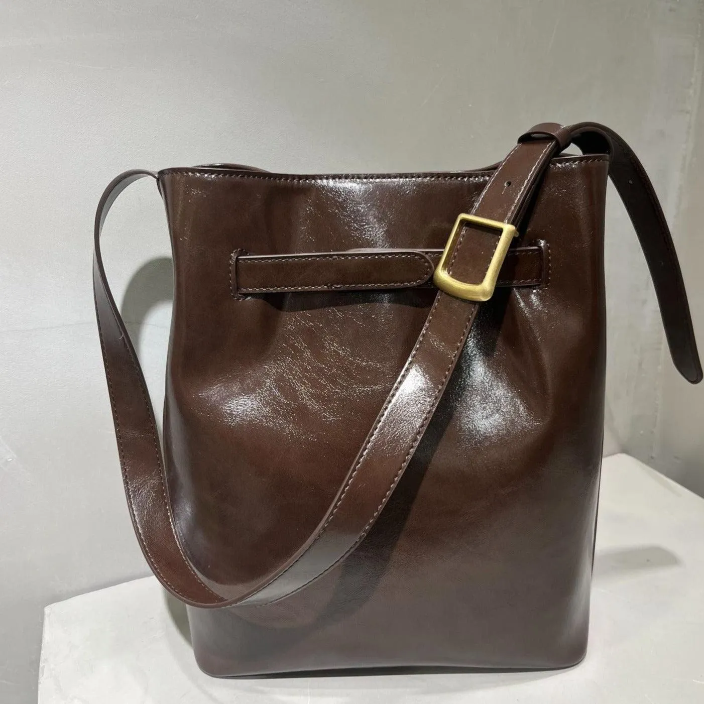 Classic Cowhide Leather Bucket Shoulder Bag with Gold-Tone Hardware Accents, Fashion Designer Bag, Chocolate Brown Black