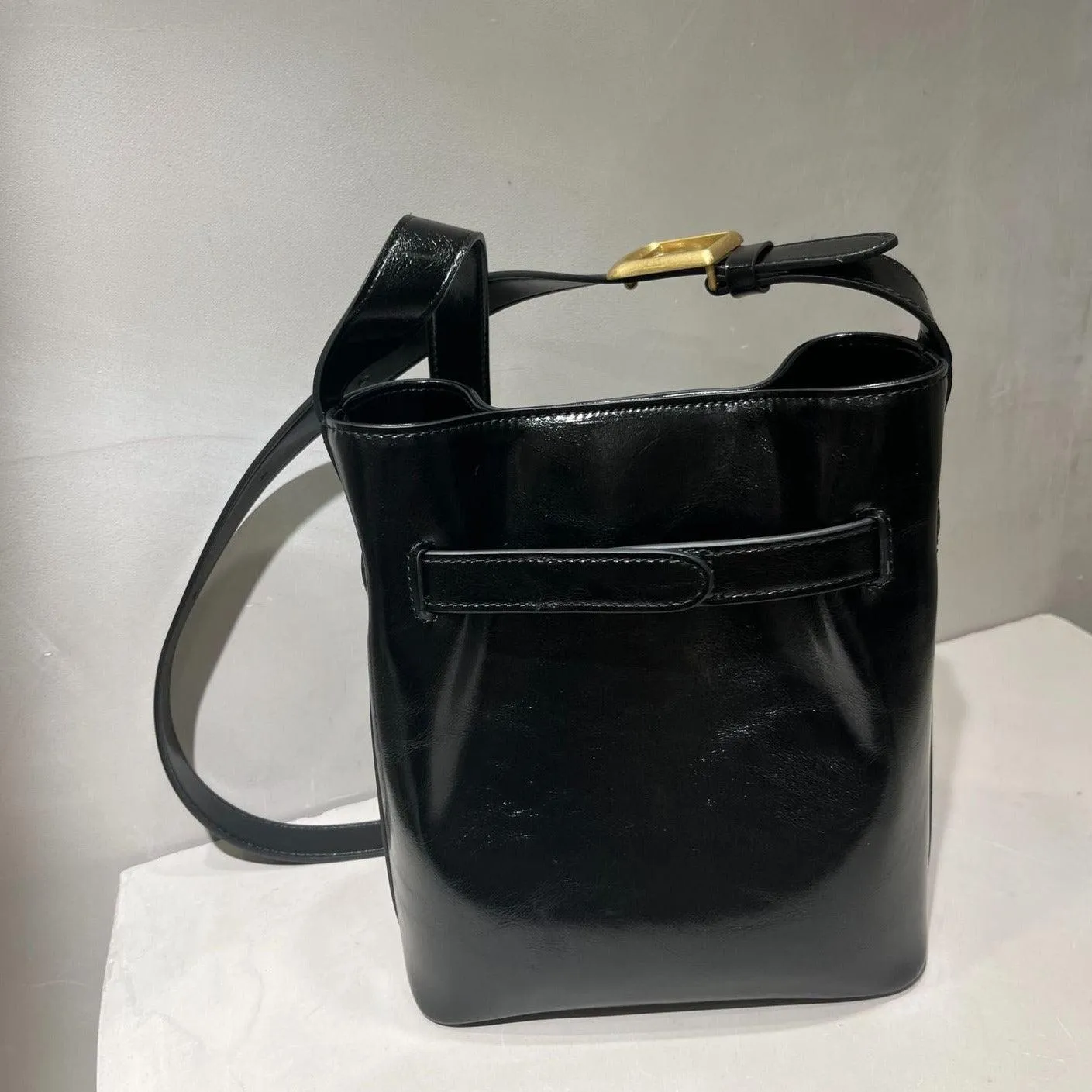 Classic Cowhide Leather Bucket Shoulder Bag with Gold-Tone Hardware Accents, Fashion Designer Bag, Chocolate Brown Black