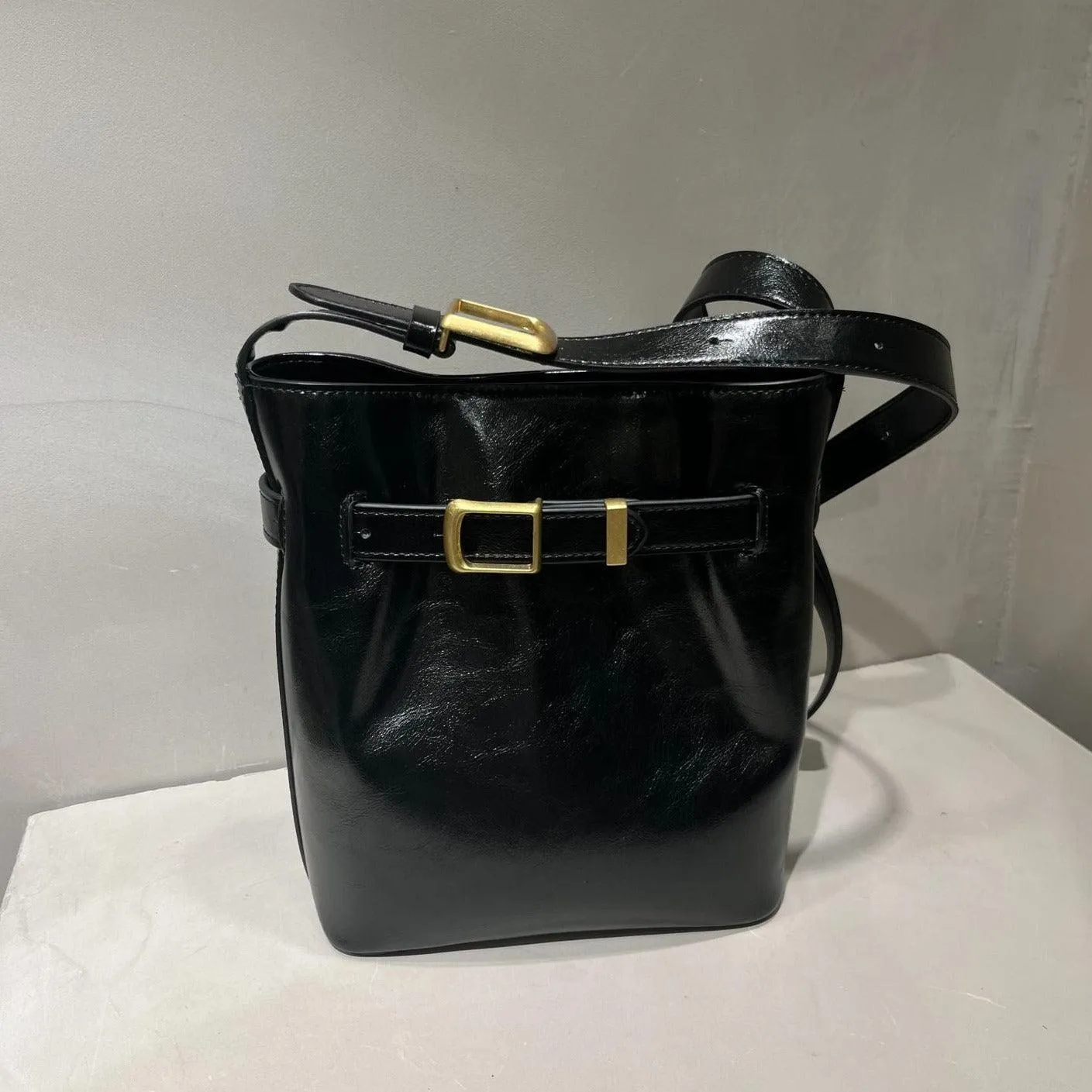 Classic Cowhide Leather Bucket Shoulder Bag with Gold-Tone Hardware Accents, Fashion Designer Bag, Chocolate Brown Black