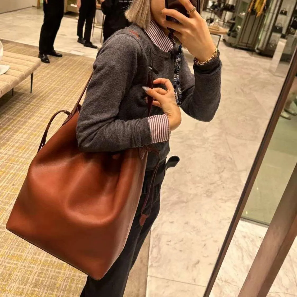 Elegant Cowhide Leather Bucket Tote Bag with Wide Strap?C Large Shoulder and Crossbody Bag for Women