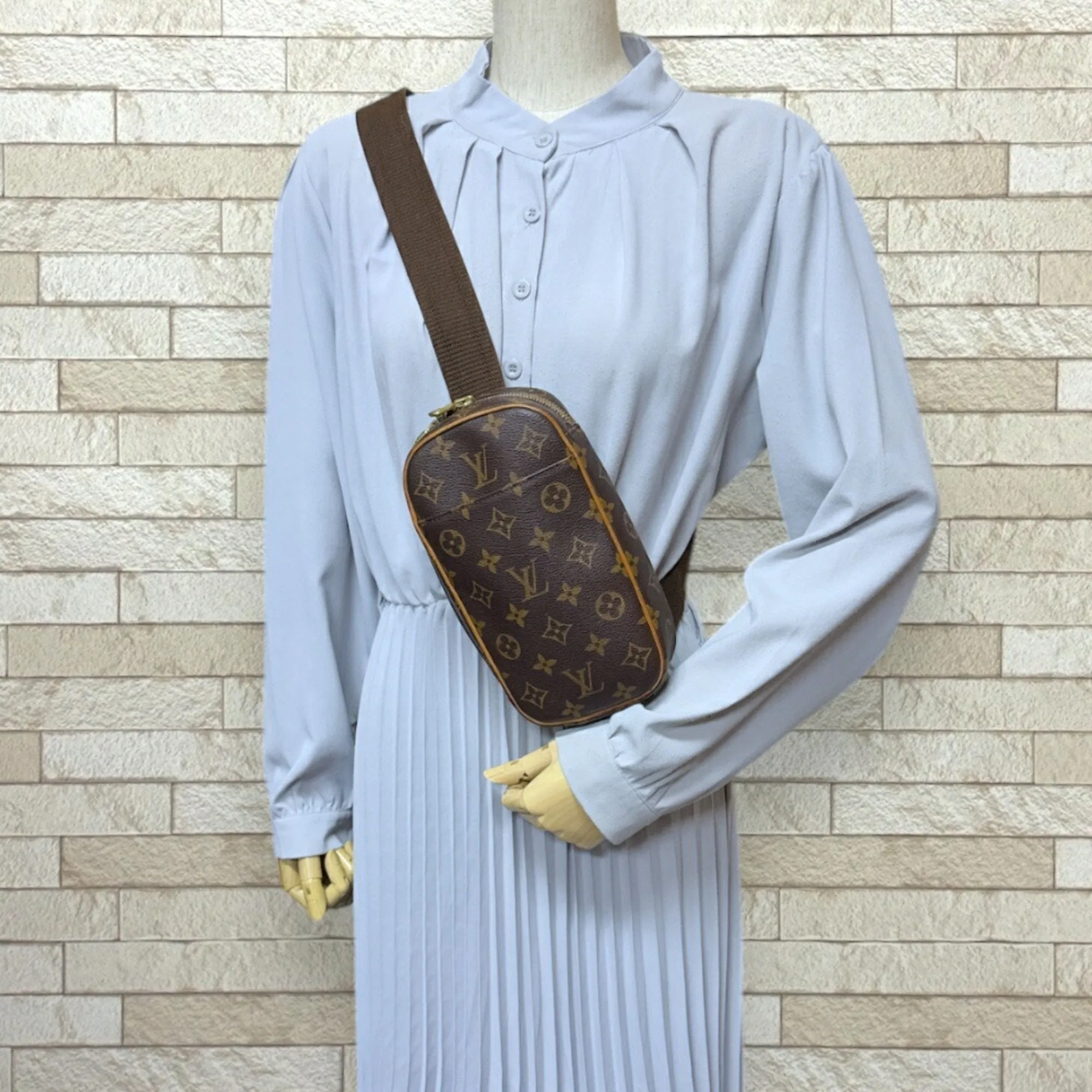 Louis Vuitton Monogram Monogram Pochette Sling Bag (Pre-Owned)